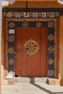 Budist sembolleriyle süslü kapı, Trongsa Dzong manastırı, Butan, Asya