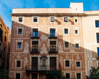 Plaza del Pi, Gotik Mahalle, Barselona, Katalonya, İspanya, Avrupa 'da fresklerle süslenmiş eski bir binanın cephesi