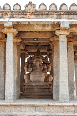 Tapınağın içindeki büyük Ganesha heykeli, Hampi, Karnataka, Hindistan
