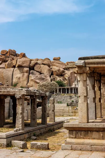 Hampi, Karnataka, Hindistan ve Asya 'daki Varaha tapınağının dışında.