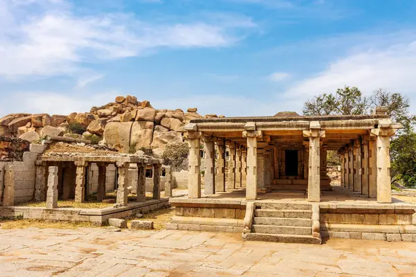 Hampi, Karnataka, Hindistan ve Asya 'daki Varaha tapınağının dışında.