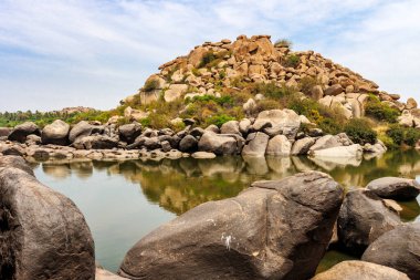 Hampi manzarasına bakın. Büyük kayalar ve Tungabhadra Nehri, Hampi, Karnataka, Hindistan, Asya