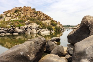 Hampi manzarasına bakın. Büyük kayalar ve Tungabhadra Nehri, Hampi, Karnataka, Hindistan, Asya