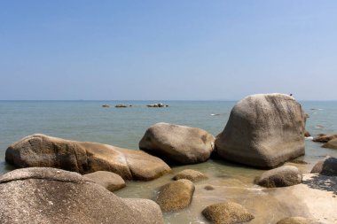 Batu Ferringgi, Penang, Malezya, Asya 'da kayaları olan tropik plaj