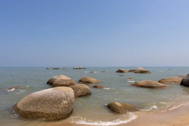 Batu Ferringgi, Penang, Malezya, Asya 'da kayaları olan tropik plaj