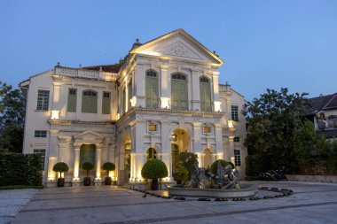 George Town, Penang, Malezya, Asya 'nın tarihi bölgesinde eski beyaz bir malikanenin cephesi