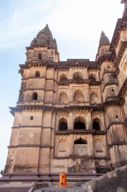 Orchha, Madhya Pradesh, Hindistan ve Asya 'daki Chaturbhuj tapınağının dışında.