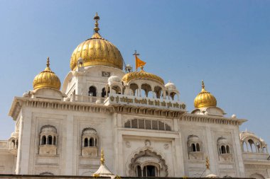 Gurdwara Bangla Sahib 'in dışı, Delhi, Hindistan ve Asya' daki Sikh tapınağı.