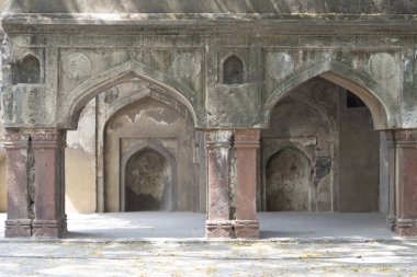 Yeni Delhi, Hindistan ve Asya 'daki Ugrasen ki Baoli' deki eski bir caminin kalıntıları.