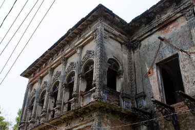 Asya 'nın Bangladeş kentindeki terk edilmiş Panam Nagar (Panam City) kentindeki eski harabe evler