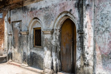 Asya 'nın Bangladeş kentindeki terk edilmiş Panam Nagar (Panam City) kentindeki eski harabe evler