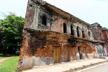 Asya 'nın Bangladeş kentindeki terk edilmiş Panam Nagar (Panam City) kentindeki eski harabe evler