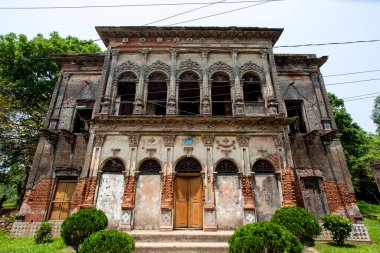 Asya 'nın Bangladeş kentindeki terk edilmiş Panam Nagar (Panam City) kentindeki eski harabe evler