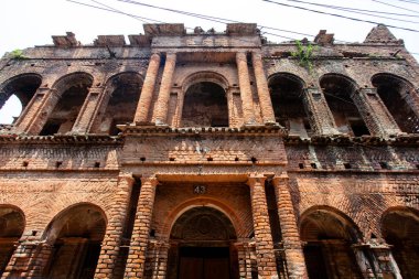 Asya 'nın Bangladeş kentindeki terk edilmiş Panam Nagar (Panam City) kentindeki eski harabe evler