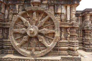Konark, Odisha, Hindistan ve Asya 'daki Güneş Tapınağı' nın büyük taş tekerleği.