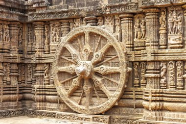 Konark, Odisha, Hindistan ve Asya 'daki Güneş Tapınağı' nın büyük taş tekerleği.