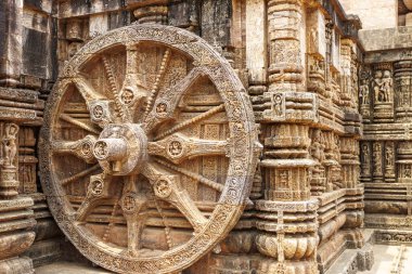 Konark, Odisha, Hindistan ve Asya 'daki Güneş Tapınağı' nın büyük taş tekerleği.