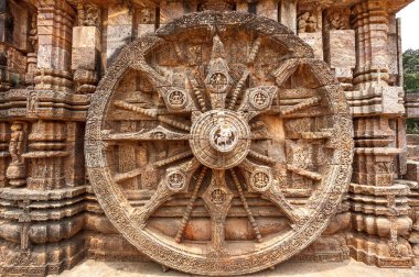 Konark, Odisha, Hindistan ve Asya 'daki Güneş Tapınağı' nın büyük taş tekerleği.