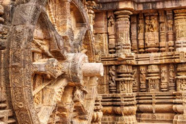 Konark, Odisha, Hindistan ve Asya 'daki Güneş Tapınağı' nın büyük taş tekerleği.