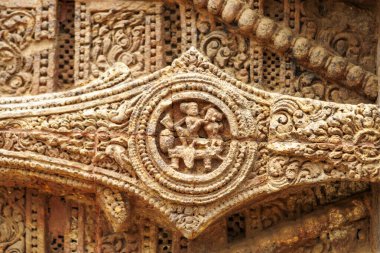 Konark, Odisha, Hindistan ve Asya 'daki Güneş Tapınağı' nın büyük taş tekerleği.
