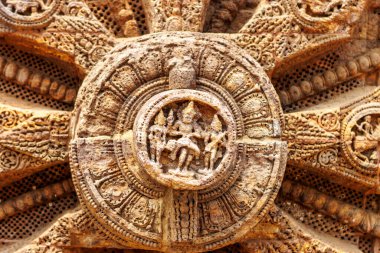 Konark, Odisha, Hindistan ve Asya 'daki Güneş Tapınağı' nın büyük taş tekerleği.