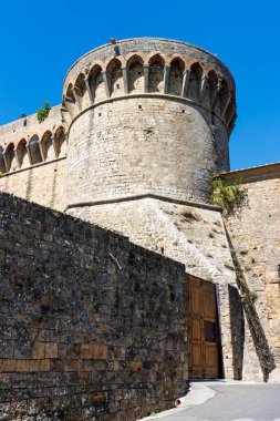 Ortaçağ kulesi ve kapısı - Volterra, Toskana, İtalya, Avrupa 'nın şehir duvarı