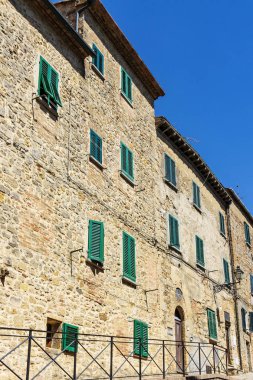 Volterra, Toskana, İtalya ve Avrupa 'nın tarihi merkezindeki ortaçağ evleri cephesi