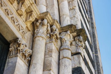 Volterra 'da, Toskana' da, İtalya 'da, Avrupa' da Aziz John Kilisesi Cephesi