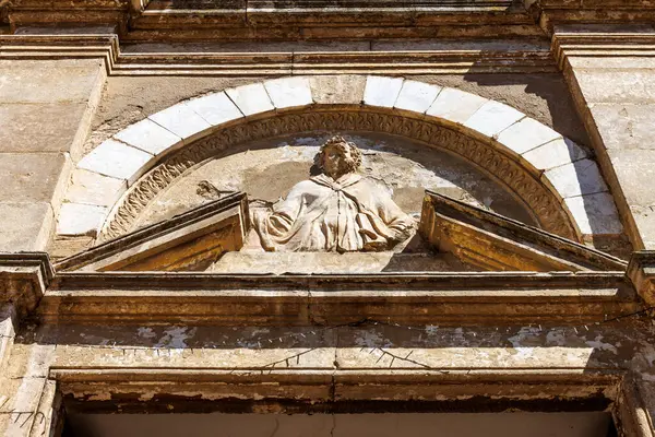 Volterra, Toskana, İtalya ve Avrupa 'daki Selci kilisesinde San Pietro cephesi