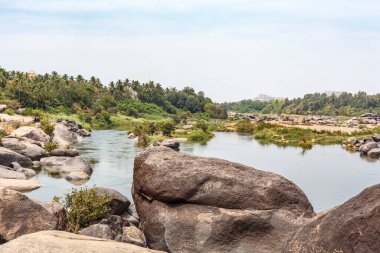 Hampi manzarasına bakın. Büyük kayalar ve Tungabhadra Nehri, Hampi, Karnataka, Hindistan, Asya