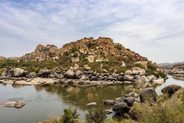 Hampi manzarasına bakın. Büyük kayalar ve Tungabhadra Nehri, Hampi, Karnataka, Hindistan, Asya