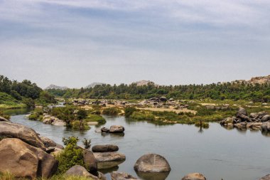 Hampi manzarasına bakın. Büyük kayalar ve Tungabhadra Nehri, Hampi, Karnataka, Hindistan, Asya