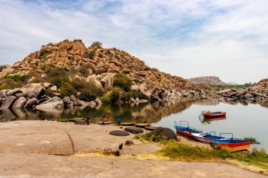 Hampi manzarasına bakın. Büyük kayalar ve Tungabhadra Nehri, Hampi, Karnataka, Hindistan, Asya