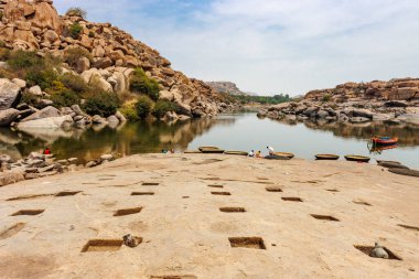 Hampi manzarasına bakın. Büyük kayalar ve Tungabhadra Nehri, Hampi, Karnataka, Hindistan, Asya