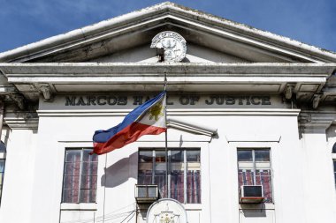 Laoag, Ilocos Norte, Filipinler, Asya 'daki Adalet Sarayı' nın (Marcos Hall of Justice) dışında.