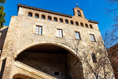 Barselona, Katalonya, İspanya ve Avrupa 'daki Barrio Gotico' daki eski ortaçağ hastanesinin dışında.