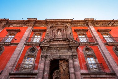 San Miguel de Allende, Guanajuato, Meksika, Kuzey Amerika 'nın tarihi merkezinde Maria heykeli olan kırmızı süslü bir bina.