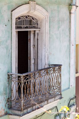 Havana, Küba, Ameria 'nın tarihi merkezinde eski bir apartmanın balkonuyla yüz yüze.