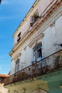 Havana, Küba, Ameria 'nın tarihi merkezinde eski bir apartmanın balkonuyla yüz yüze.