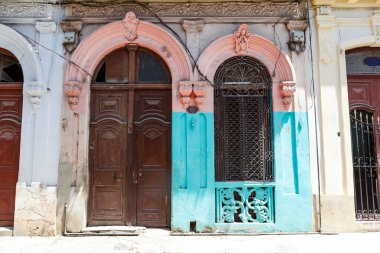 Havana, Küba, Ameria 'nın tarihi merkezinde eski bir apartmanın cephesi