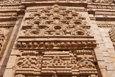 Gwalior, Madhya Pradesh, Hindistan, Asya 'daki Gwalior Kalesi' ndeki Teli Ka Mandir tapınağının dışında.