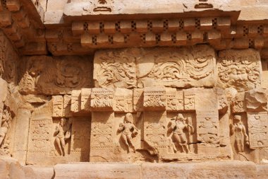 Gwalior, Madhya Pradesh, Hindistan, Asya 'daki Gwalior Kalesi' ndeki Teli Ka Mandir tapınağının dışında.