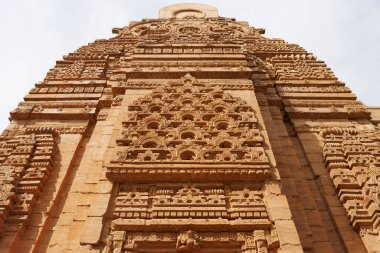 Gwalior, Madhya Pradesh, Hindistan, Asya 'daki Gwalior Kalesi' ndeki Teli Ka Mandir tapınağının dışında.