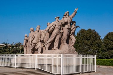 Pekin, Çin ve Asya 'daki Başkan Mao Anıt Salonu önündeki komünist heykel.