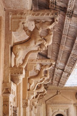 Man Singh ya da Man Mandir Sarayı 'nın Süslü İç mimarisi, Gwalior Kalesi, Madhya Pradesh, Hindistan, Asya