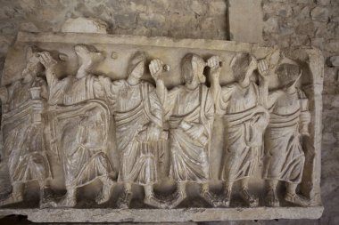 Vaison-la-Romaine, Provence, Fransa, Avrupa 'daki Katolik kilisesindeki havarilerin eski taş oymaları.