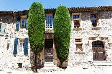 Vaison la Romaine, Provence, Fransa ve Avrupa 'daki selvi ağaçlı eski ortaçağ evleri cephesi