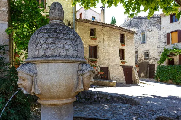 Vaison-la-Romaine, Provence, Fransa, Avrupa 'daki eski bir meydanda eski bir çeşme