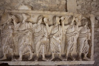 Vaison-la-Romaine, Provence, Fransa, Avrupa 'daki Katolik kilisesindeki havarilerin eski taş oymaları.