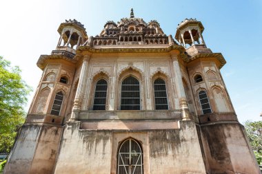 Mushir Zadi 'nin mezarı, Lucknow, Uttar Pradesh, Hindistan ve Asya' daki Kaiser Bagh Sarayı kompleks bahçesi.